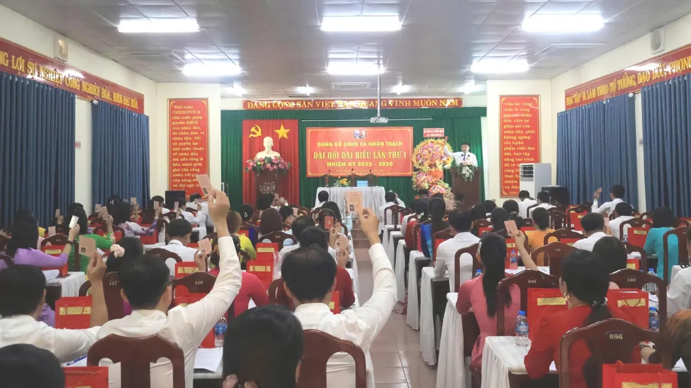 Các đại biểu biểu quyết thông qua nhiều chỉ tiêu phát triển trong nhiệm kỳ mới z6872638944621_c57c0dfcc1af4be2653829b8c21bd03b.jpg