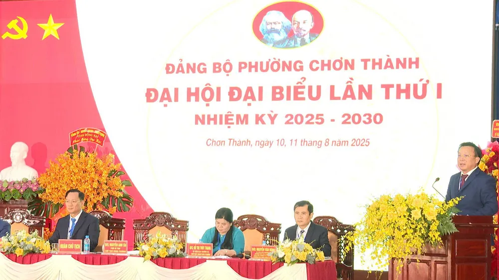 Đồng chí Nguyễn Anh Tài, Phó Bí thư Đảng ủy, Chủ tịch UBND phường Chơn Thành trình bày báo cáo chính trị tại đại hội 3-6211-3638-rt.JPG