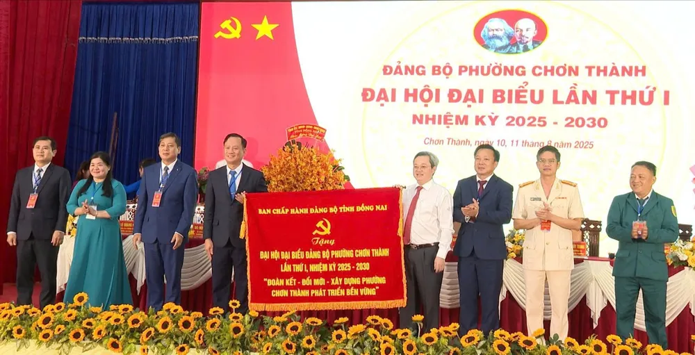 Lãnh đạo tỉnh Đồng Nai tặng bức trướng chúc mừng đại hội (5).jpg