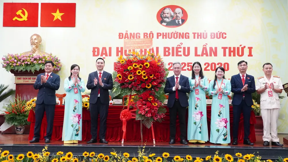 Phó Bí thư Thành ủy TPHCM Đặng Minh Thông trao hoa của Thành ủy - HĐND - UBND - Ủy ban MTTQ Việt Nam TPHCM chúc mừng đại hội Thuduc-1609-rt.JPG