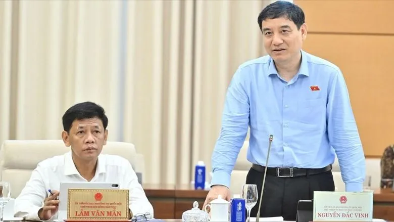 Chủ nhiệm Ủy ban Văn hóa và Xã hội Nguyễn Đắc Vinh phát biểu tại phiên họp VINH .jpg