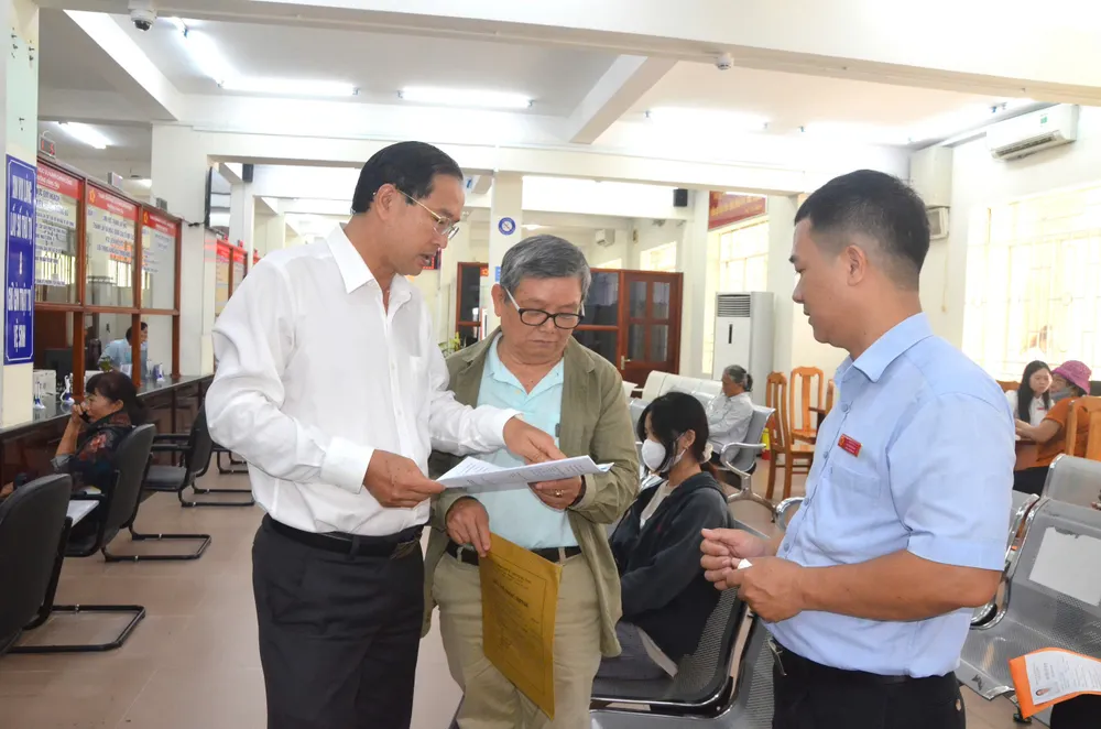 Bí thư Đảng ủy phường Vũng Tàu Nguyễn Tấn Bản trao đổi với người dân đến làm thủ tục hành chính c52ee031-a9aa-4428-892f-70d8c1056959.jpg