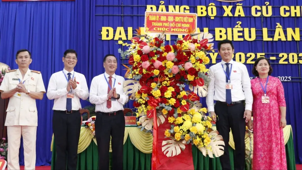 Đồng chí Phạm Thành Kiên tặng hoa của Thành ủy - HĐND - UBND - Ủy ban MTTQ Việt Nam TPHCM chúc mừng Đại hội. Ảnh: NGÔ BÌNH z6898450187822_82f336989aafbd1de19bbe9ad8f59f48.jpg
