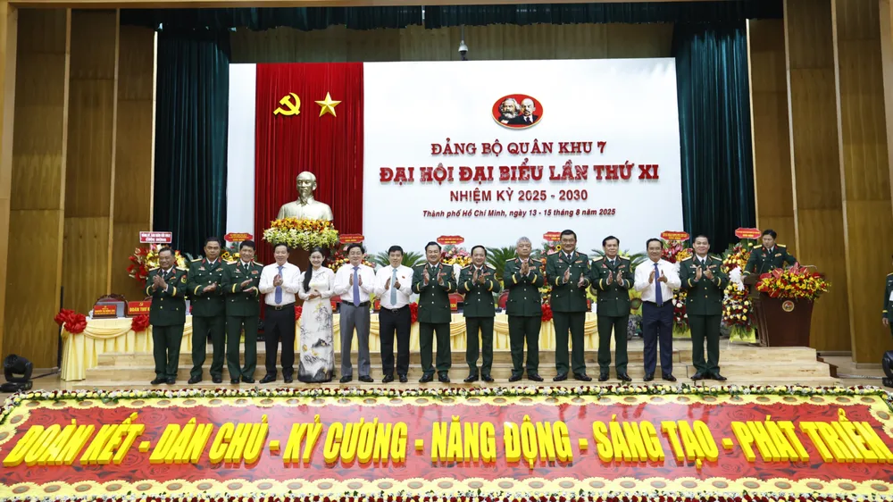 Đại biểu chụp hình lưu niệm tại đại hội. Ảnh: LÊ TRẦM _MG_0494.JPG