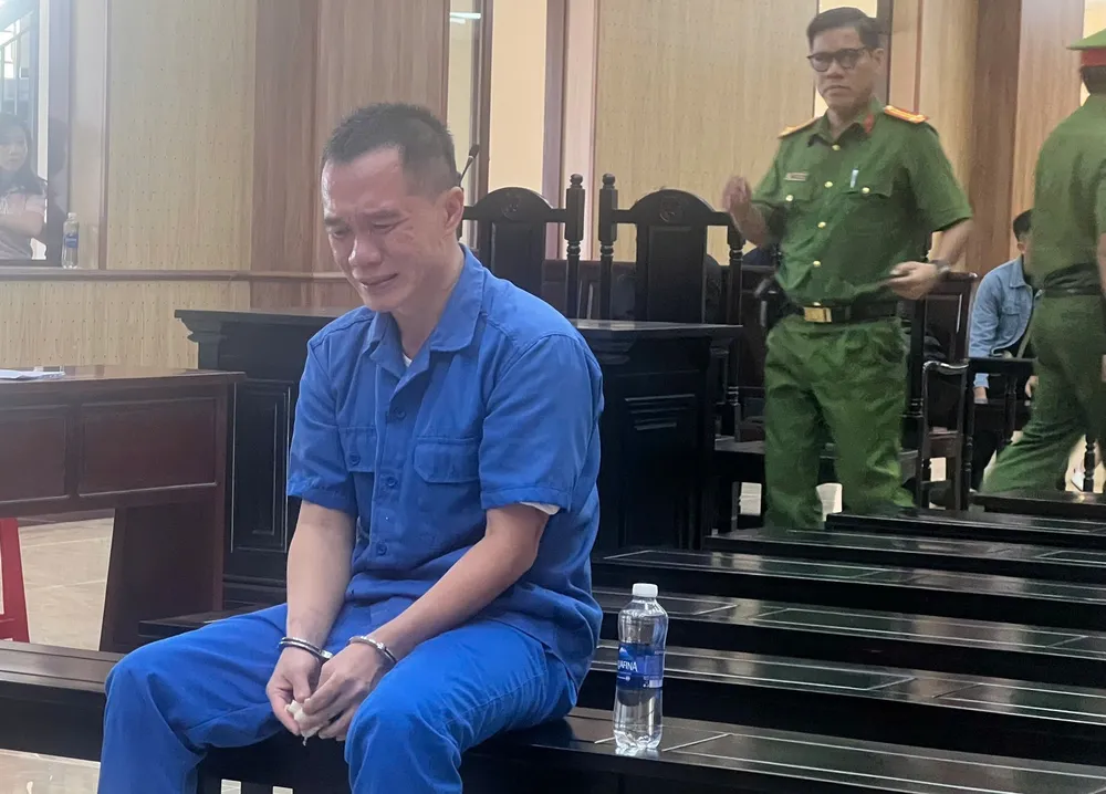 Bị cáo Dương Hữu Trí bật khóc tại tòa