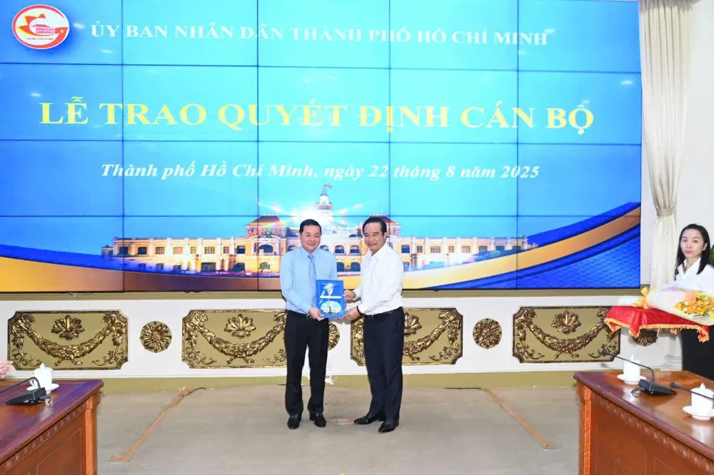 Chủ tịch UBND TPHCM Nguyễn Văn Được (phải) trao quyết định cho Giám đốc Sở NN-MT Nguyễn Toàn Thắng 4e6b84b57f38f766ae29.jpg