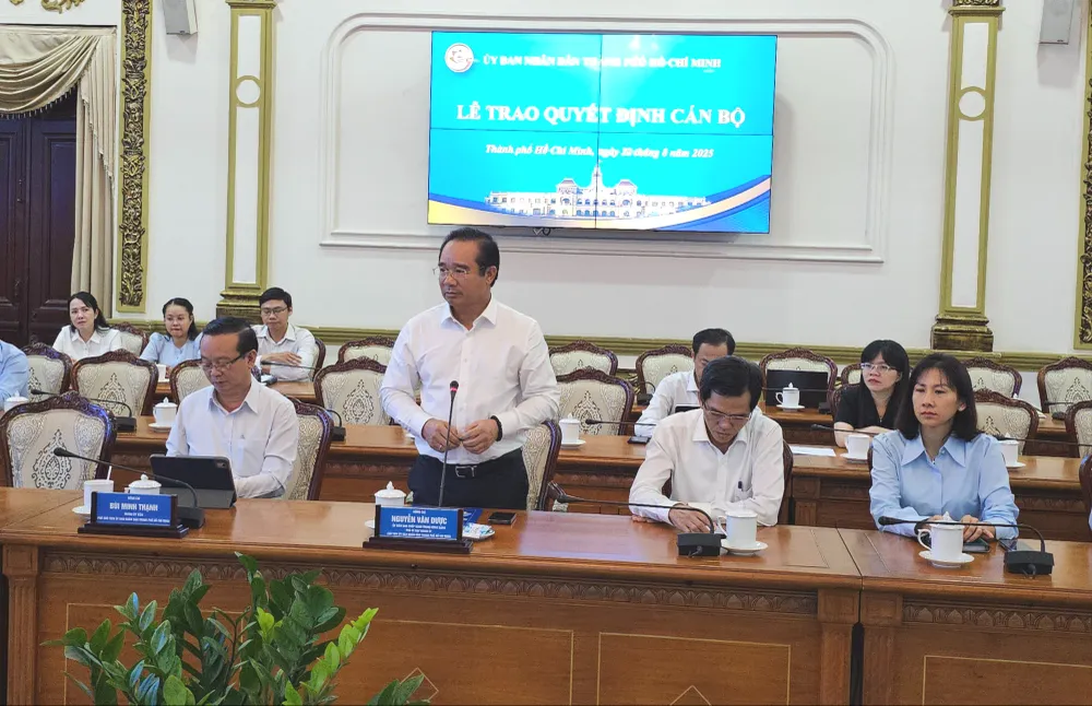 Chủ tịch UBND TPHCM Nguyễn Văn Được phát biểu giao nhiệm vụ cho cán bộ được trao quyết định. Ảnh: ĐỖ TRÀ GIANG Chủ tịch UBND TPHCM Nguyễn Văn Được phát biểu giao nhiệm vụ cho cán bộ được trao quyết định. Ảnh: ĐỖ TRÀ GIANG