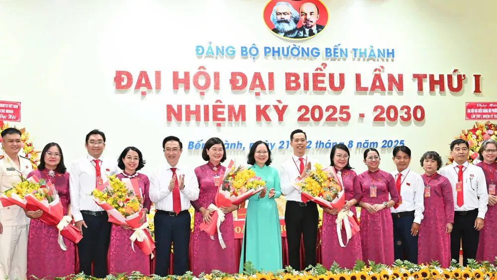 Đồng chí Đặng Minh Thông chúc mừng Ban Chấp hành Đảng bộ phường Bến Thành nhiệm kỳ 2025-2030. Ảnh: VIỆT DŨNG Daihoi-1609.JPG