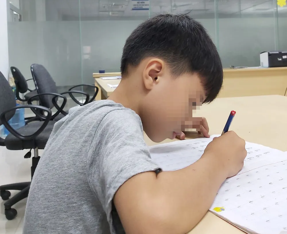 Nếu can thiệp sớm và hiệu quả, trẻ tự kỷ có thể đến trường hòa nhập. Trong ảnh, bé N.T.L. đang tập viết. Ảnh: NVCC TapViet.jpg