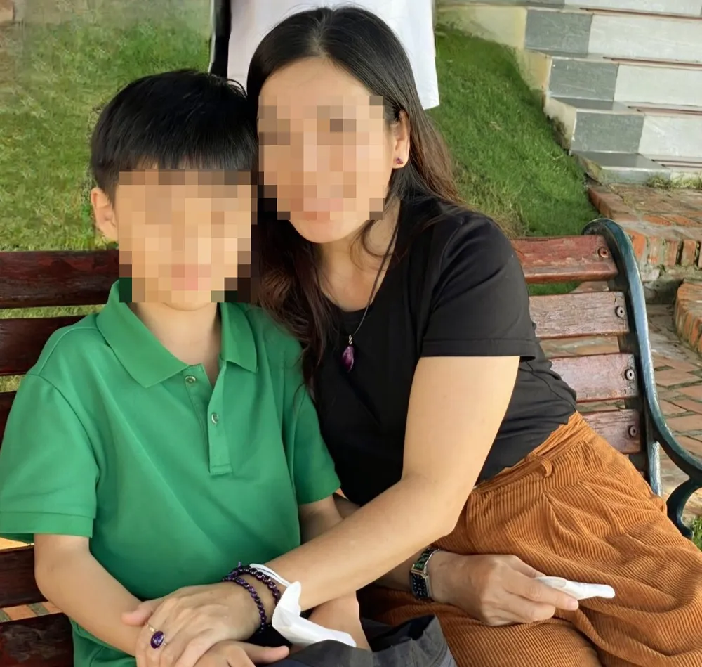 Bé N.T.L. và mẹ đồng hành trên con đường can thiệp tự kỷ. Ảnh: NVCC ThucAnh-mecon.JPG