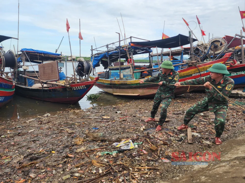 Lực lượng chức năng tỉnh Hà Tĩnh hỗ trợ ngư dân kéo tàu thuyền vào âu tránh trú bão ở Cửa Sót, xã Lộc Hà, tỉnh Hà Tĩnh s333.jpg