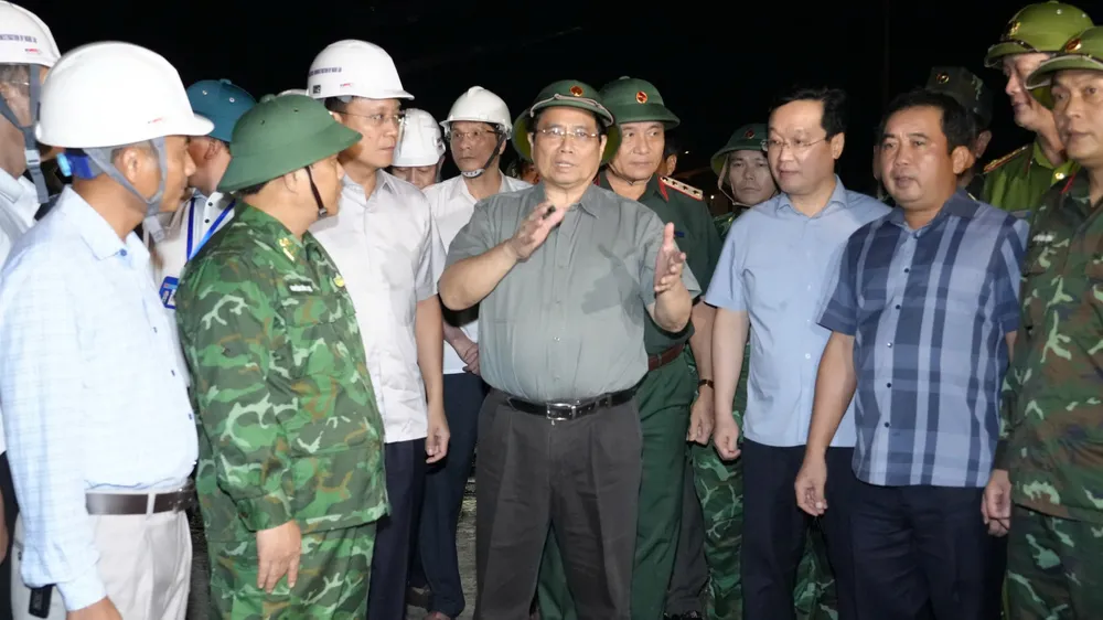 Thủ tướng Phạm Minh Chính trực tiếp kiểm tra tình hình ứng phó bão ở phường Cửa Lò, tỉnh Nghệ An thủ tướng.4.jpg