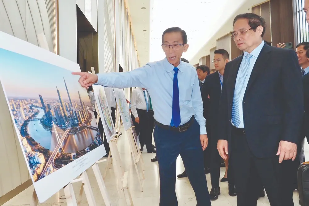 Thủ tướng Phạm Minh Chính tham quan quy hoạch Trung tâm Tài chính quốc tế tại TPHCM. Ảnh: HOÀNG HÙNG 778E248E-A0B7-4E00-960B-4A1449F33F61.jpeg