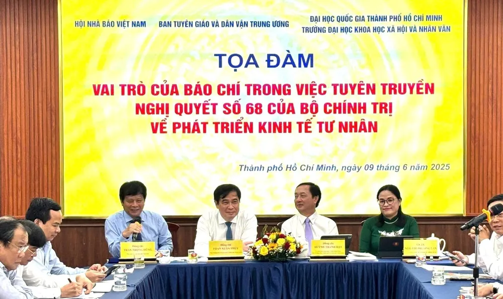 Các đại biểu tại buổi tọa đàm “Vai trò của báo chí trong tuyên truyền Nghị quyết 68-NQ/TW của Bộ Chính trị về phát triển kinh tế tư nhân” do Ban Tuyên giáo và Dân vận Trung ương phối hợp với Hội Nhà báo Việt Nam và Đại học Quốc gia TPHCM tổ chức, tháng 6-2025 Y3b.jpg