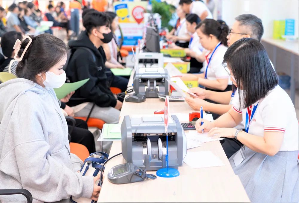Thí sinh đóng lệ phí nhập học tại Trường ĐH Công nghệ TPHCM Y4b.jpg