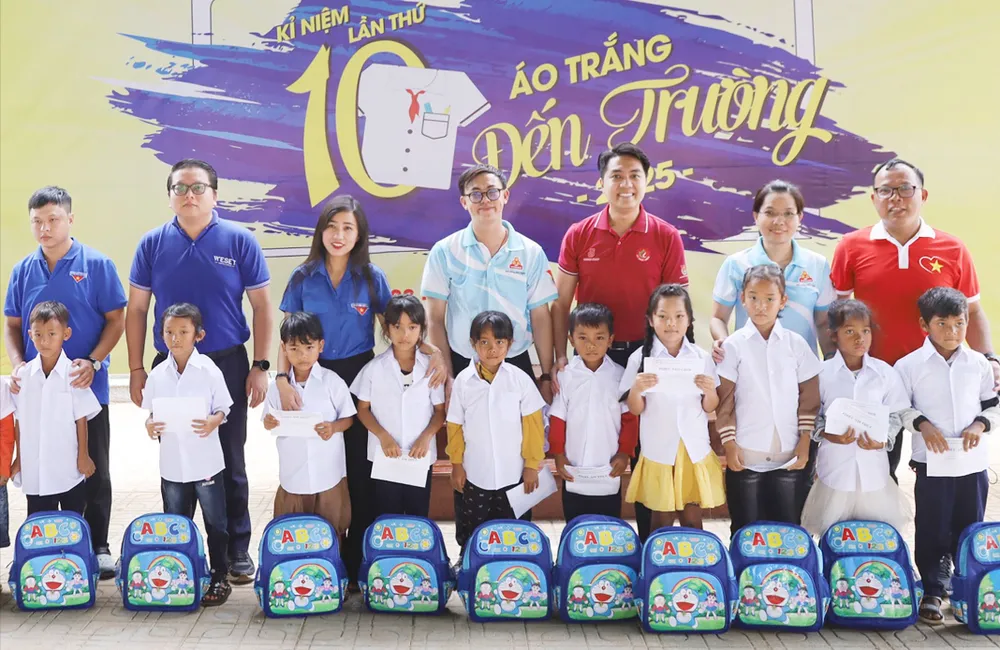 Trao áo trắng, học bổng cho học sinh khó khăn tại tỉnh Lâm Đồng. Ảnh: THỦY TIÊN Y4c.jpg