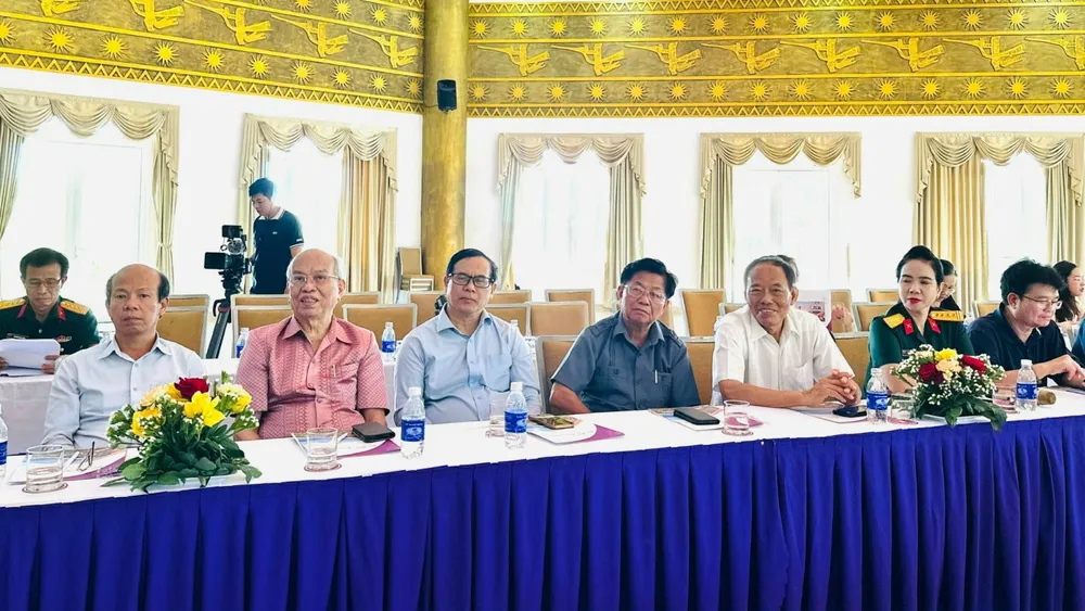 Các tác giả tham dự trại sáng tác “Văn học đề tài lực lượng vũ trang, chiến tranh cách mạng” đang diễn ra tại tỉnh Đắk Lắk. Ảnh: PHƯƠNG TRÀ Y6A.jpg
