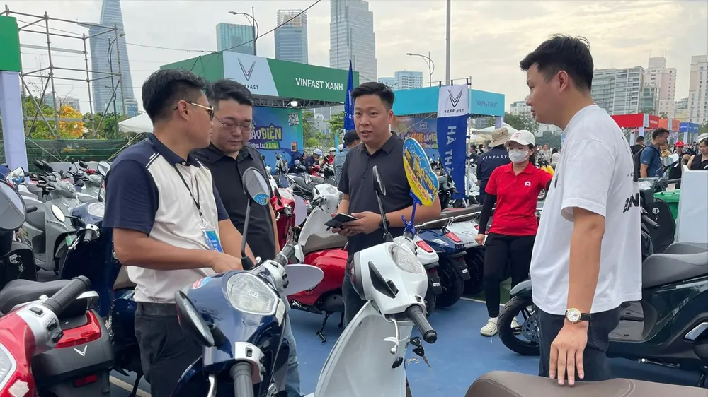 Người dân tham quan, lái thử và chọn mua xe điện tại sự kiện khuyến mãi vừa tổ chức ở Công viên Bờ sông Bạch Đằng (TPHCM). Ảnh: HOÀNG HÙNG Y7b.jpg