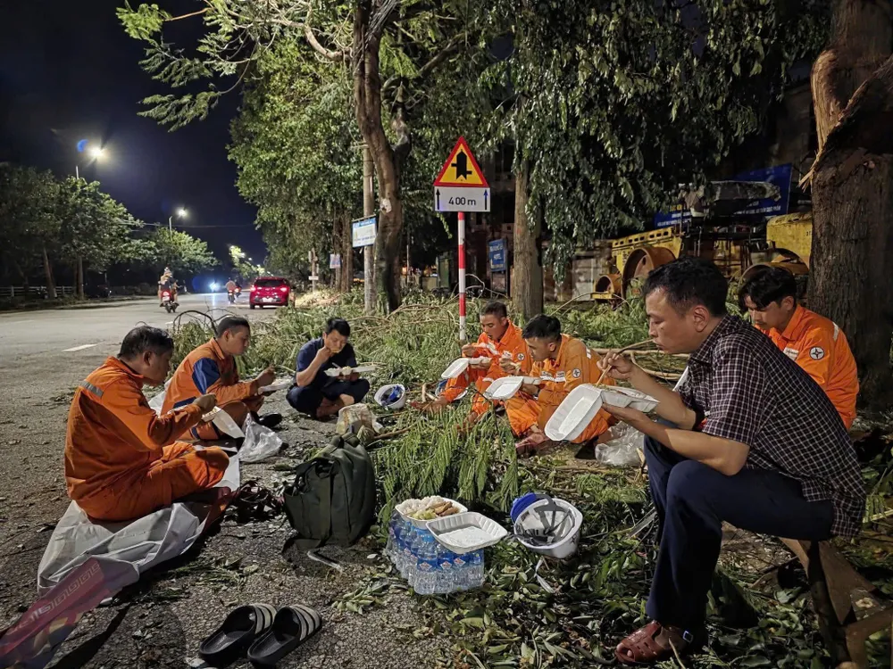 Các lực lượng tranh thủ ăn uống nghỉ ngơi tại chỗ Các lực lượng tranh thủ ăn uống nghỉ ngơi tại chỗ