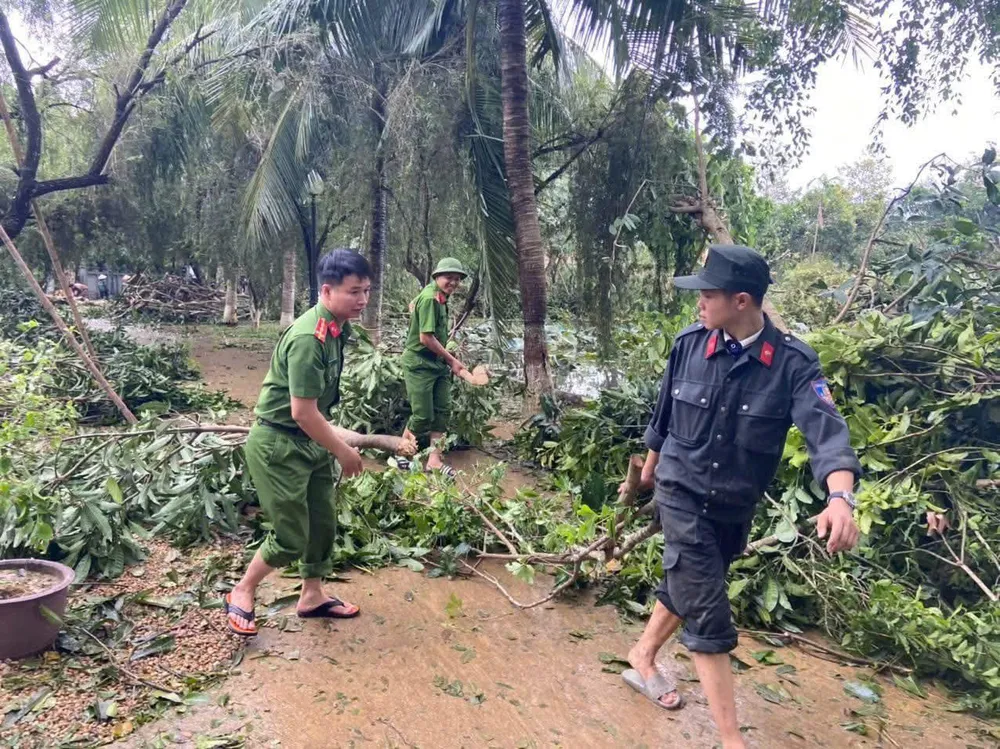 Lực lượng chức năng ở Nghệ An dọn dẹp cây cối ngã đổ do bão Lực lượng chức năng ở Nghệ An dọn dẹp cây cối ngã đổ do bão