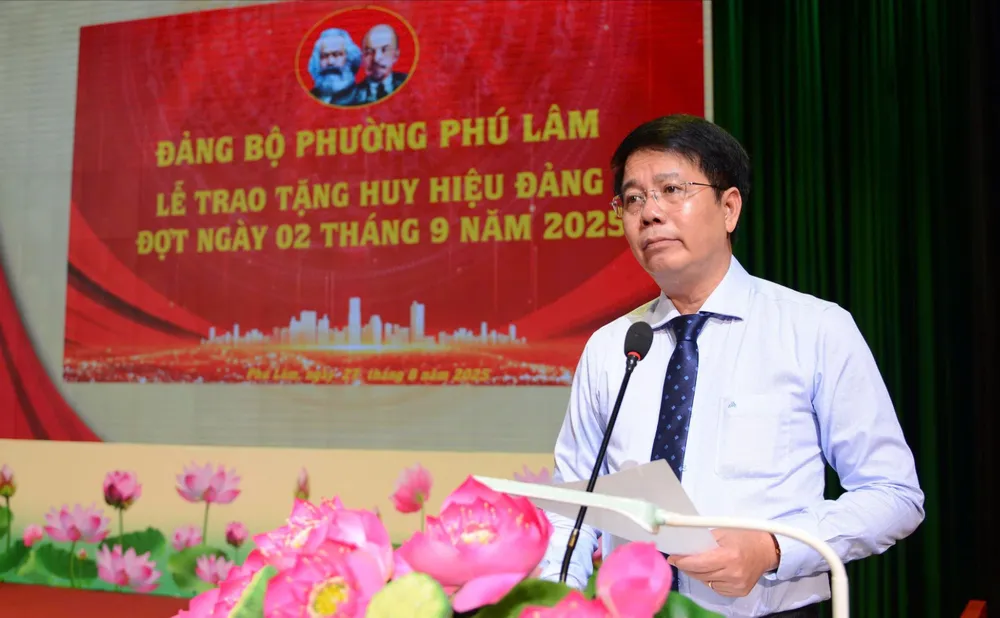 Bí thư Đảng ủy phường Phú Lâm Lê Thanh Bình phát biểu ôn truyền thống z6949607026348_393af4e097c154eac2153347fa0d4131.jpg