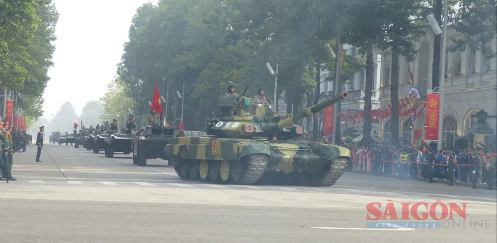 Khối diễu binh xe tăng, xe thiết giáp trên đường Hùng Vương 618c38387e2df573ac3c.jpg