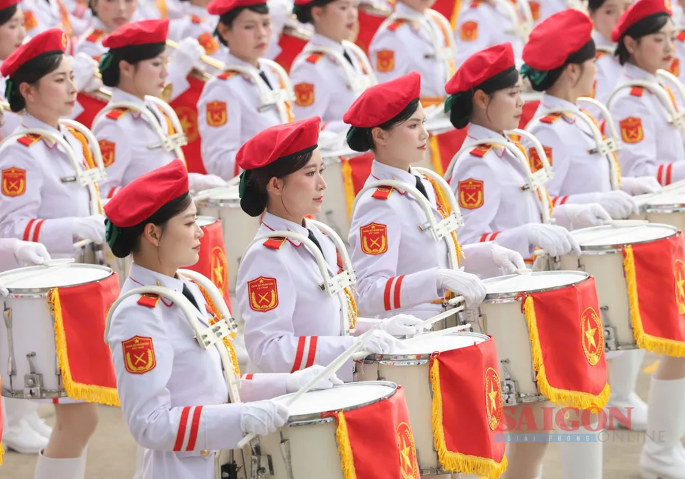 Những bóng hồng thuộc các lực lượng vũ trang diễu binh, diễu hành qua Quảng trường Ba Đình tại Lễ kỷ niệm, sáng 2-9. Ảnh: QUANG PHÚC 6c602d075812d34c8a03.jpg