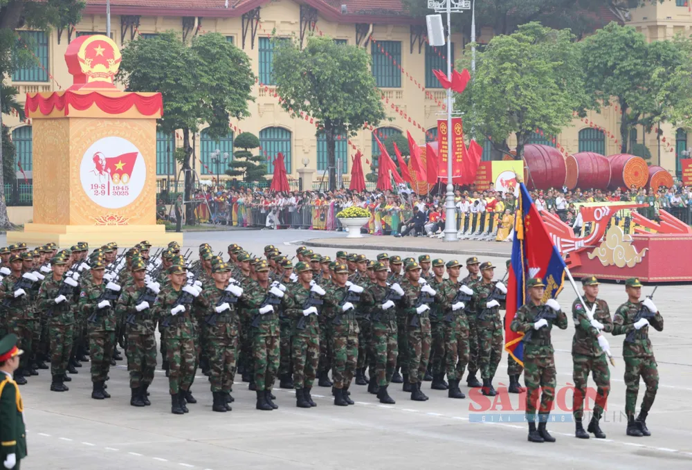 Các khối quân đội nước ngoài trên đường Hùng Vương, theo thứ tự: Trung Quốc, Nga, Lào, Campuchia. Ảnh: QUANG PHÚC 7ea56e42b7573c096546.jpg