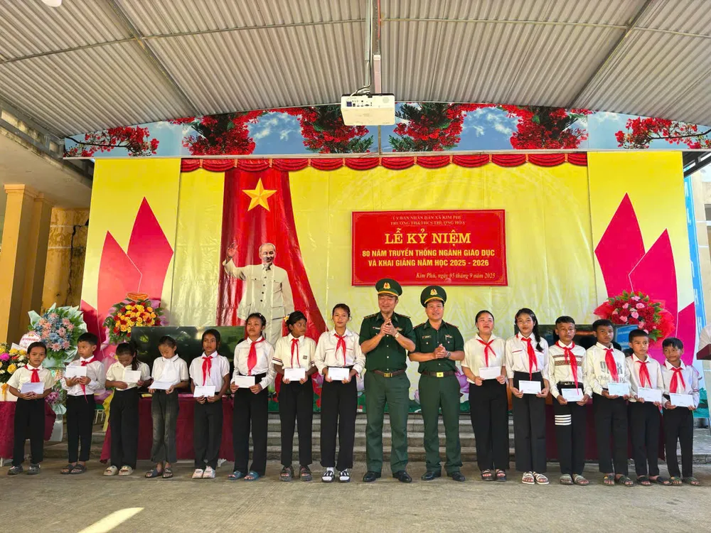 Học sinh đồng bào Rục ở bản Ón, xã Kim Thành, tỉnh Quảng Trị dự lễ khai giảng 0a6db53f440ccf52961d.jpg