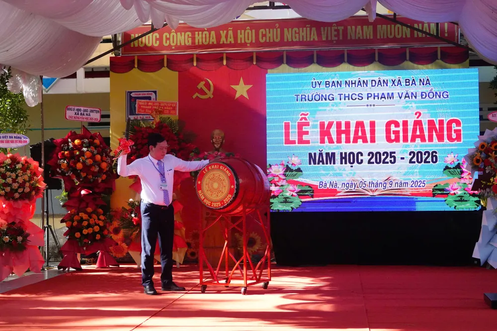 Hiệu trưởng THCS Phạm Văn Đồng đánh trống khai giảng. Ảnh: XUÂN QUỲNH 16d878a57e96f5c8ac87.jpg