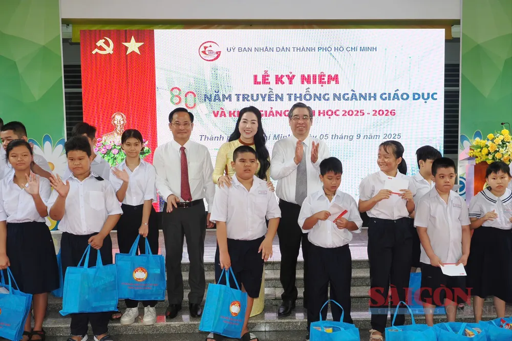Đồng chí Nguyễn Phước Lộc trao học bổng cho các em có hoàn cảnh khó khăn. Ảnh: HOÀNG HÙNG 4b7ab4d1c2e249bc10f3.jpg