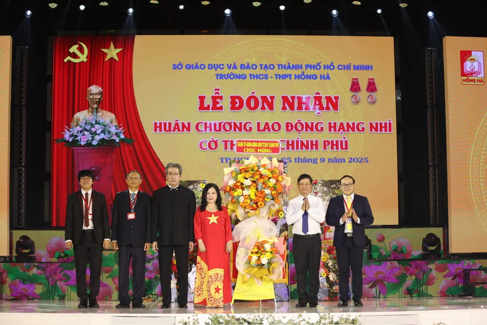 Đồng chí Võ Văn Minh, Phó Bí thư Thành ủy, Chủ tịch HĐND TP, dự lễ khai giảng và trao Huân chương Lao động hạng Nhì, Cờ thi đua Chính phủ đến Trường THCS-THPT Hồng Hà. Ảnh: DŨNG PHƯƠNG 4cbe542e431dc843910c.jpg