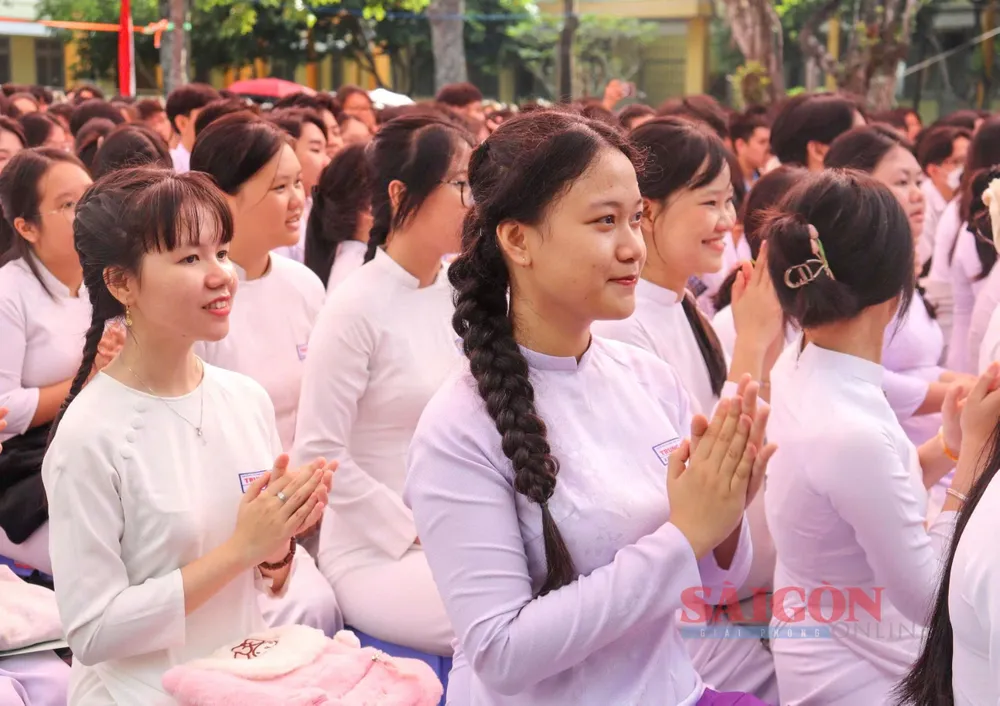 Học sinh Trường THPT Trung Phú rạng rỡ ngày khai giảng. Ảnh: CẨM TUYẾT 5e7670ded7ec5cb205fd.jpg
