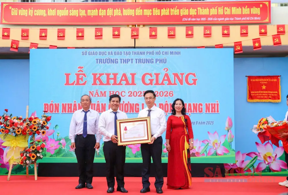 Đồng chí Đặng Minh Thông trao Huân chương Lao động hạng Nhì đến tập thể Trường THPT Trung Phú. Ảnh: CẨM TUYẾT 637ad3557b67f039a976.jpg