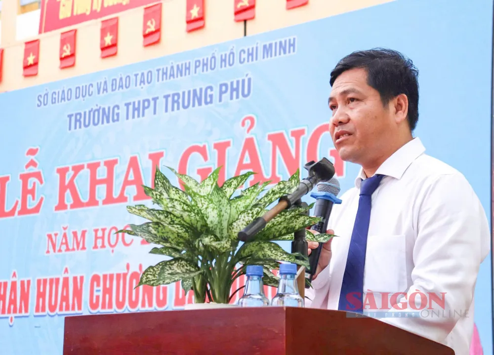 Thầy Lê Đức Chinh, Hiệu trưởng Trường THPT Trung Phú, phát biểu tại buổi lễ. Ảnh: CẨM TUYẾT d047cb536261e93fb070.jpg