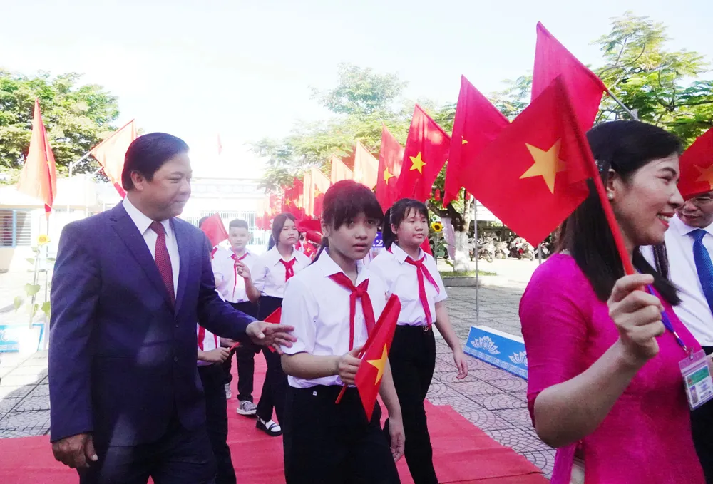 Ông Lương Nguyễn Minh Triết, Chủ tịch UBND TP Đà Nẵng dẫn học sinh lớp 6. Ảnh: XUÂN QUỲNH d642cef8c2cb499510da.jpg