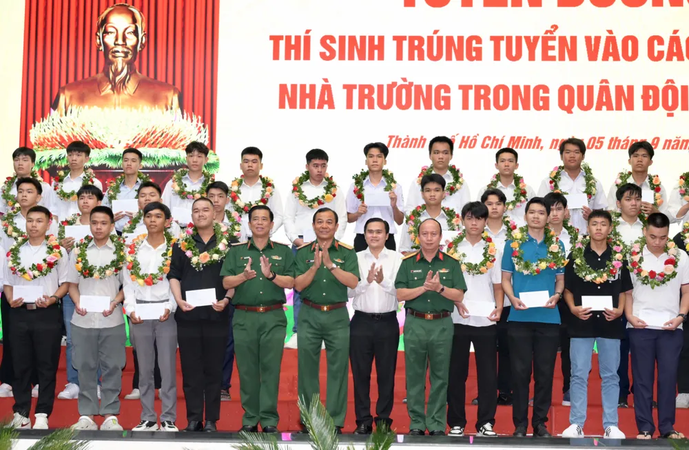 Thiếu tướng Vũ Văn Điền, Tư lệnh Bộ Tư lệnh TPHCM, chúc mừng, động viên các thí sinh trúng tuyển. Ảnh: VĂN MINH DSC_2189.jpeg