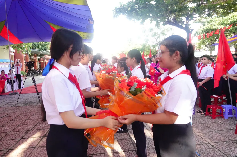 Học sinh lớp 9 tặng học cho học sinh lớp 6, chào đón các em vào trường. Ảnh: XUÂN QUỲNH fb7def81ecb267ec3ea3.jpg