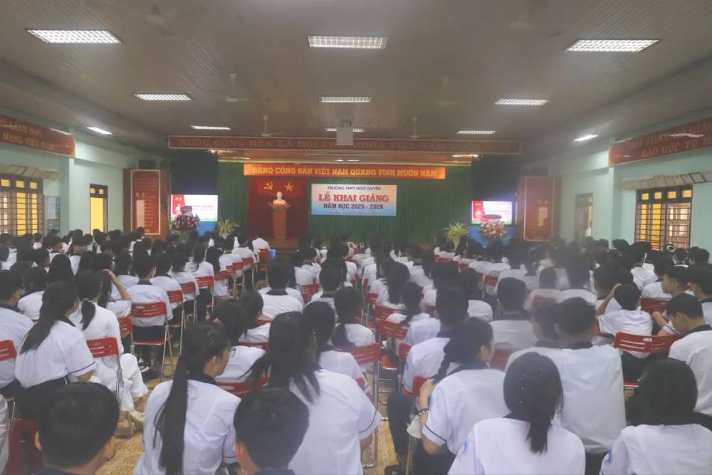 Do trời mưa, học sinh Trường THPT Ngô Quyền (đặc khu Phú Quý) dự lễ khai giảng trong hội trường _MG_4062.JPG