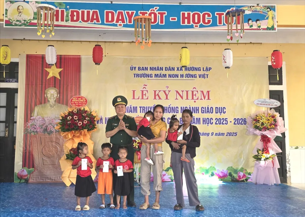 Tặng quà học sinh trường mầm non Hướng Việt (xã Hướng Lập, tỉnh Quảng Trị) tại khai giảng năm học mới. Ảnh: VĂN THẮNG xahuonglap.jpg