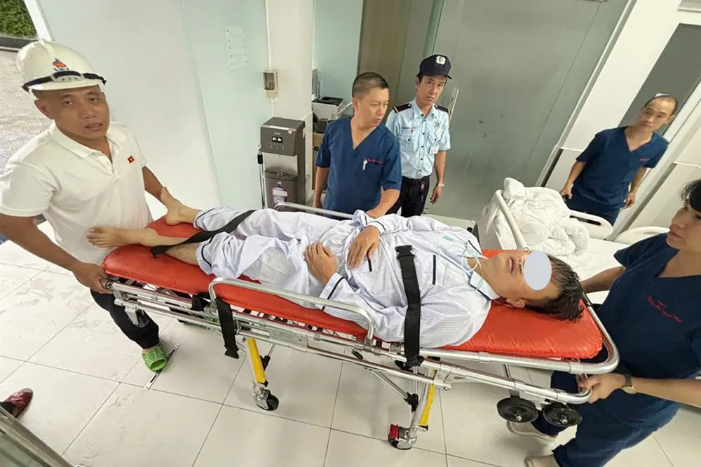 Trung tâm Y tế Tân Cảng chuyển tuyến anh H. điều trị tại bệnh viện Lê Văn Thịnh. Ảnh: CÔNG HOAN 8a.jpg