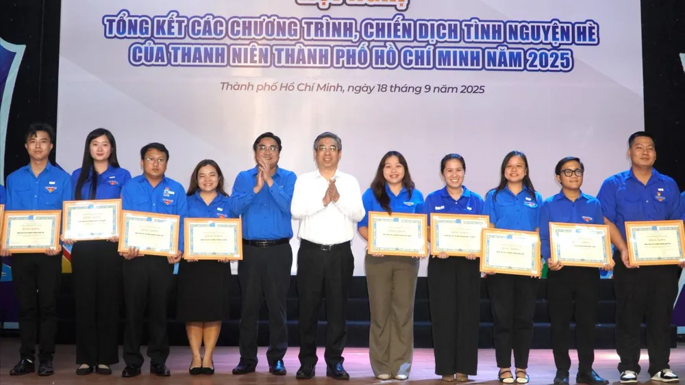 Đồng chí Nguyễn Phước Lộc, Phó Bí thư Thành ủy, Chủ tịch Ủy Ban MTTQ Việt Nam TPHCM dự và trao bằng khen cho các tập thể, cá nhân có thành tích xuất sắc trong các chương trình, chiến dịch tình nguyện hè 2025