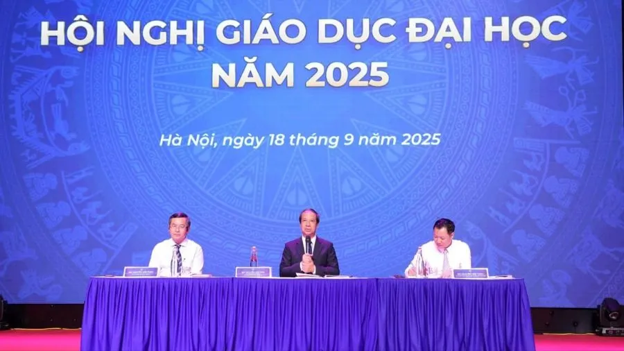 Bộ trưởng Bộ GD-ĐT Nguyễn Kim Sơn (giữa) chủ trì hội nghị