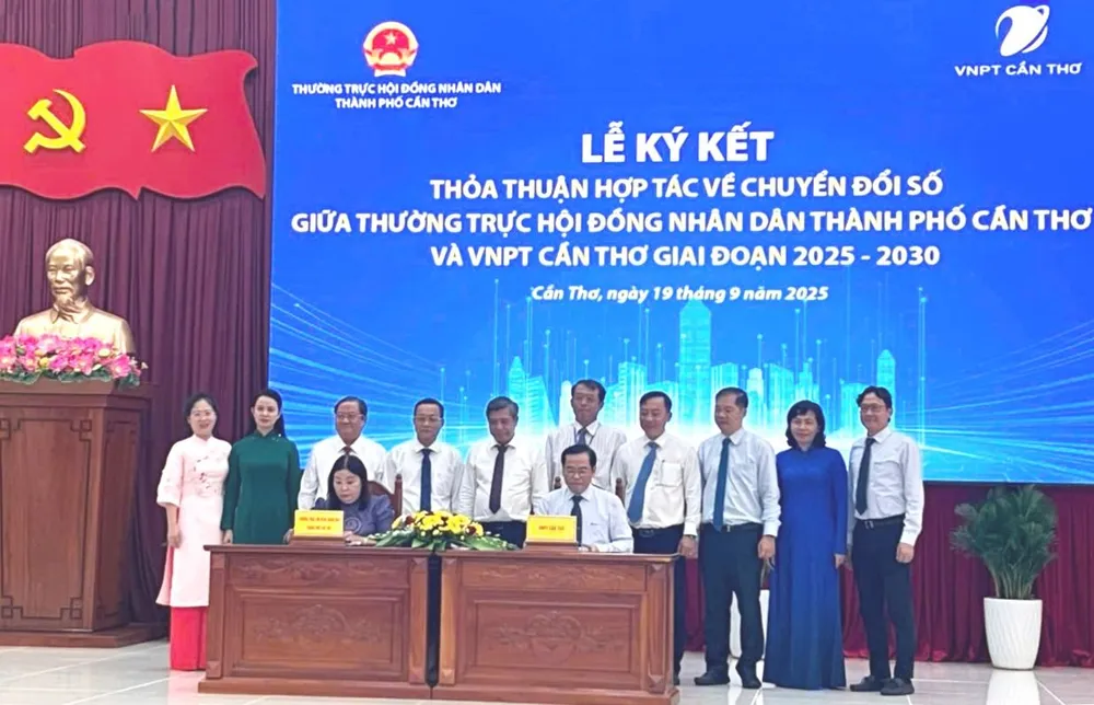 Đại diện Thường trực HĐND TP Cần Thơ và Viễn thông Cần Thơ ký kết Thỏa thuận hợp tác về việc ứng dụng công nghệ thông tin, chuyển đổi số anh-edit.JPG