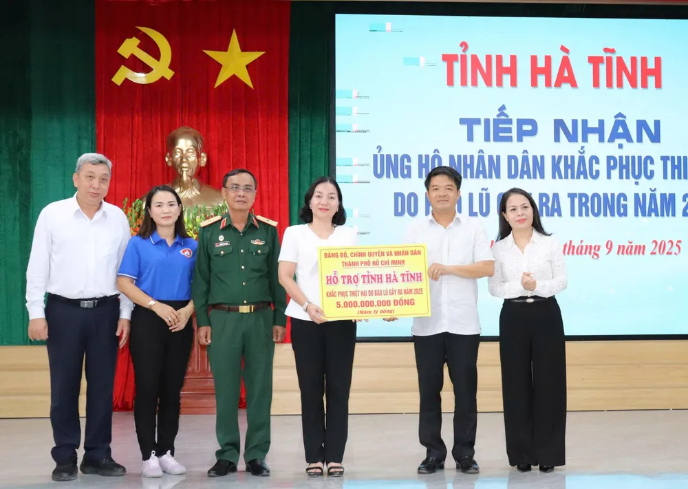 Phó Chủ tịch Thường trực Ủy ban MTTQ Việt Nam TPHCM Trương Thị Bích Hạnh cùng đoàn tặng 5 tỷ đồng đến người dân tỉnh Hà Tĩnh f4a14dd709bb83e5daaa.jpg