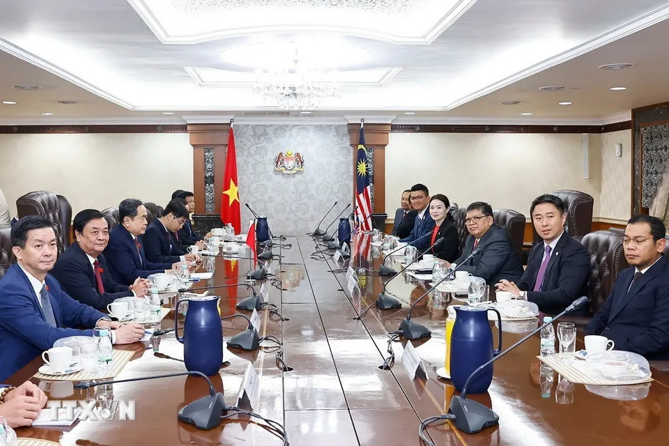 Chủ tịch Quốc hội Trần Thanh Mẫn hội đàm cùng Chủ tịch Hạ viện Malaysia Tan Sri Dato’ Johari bin Abdul. Ảnh: TTXVN QHoi06.jpg