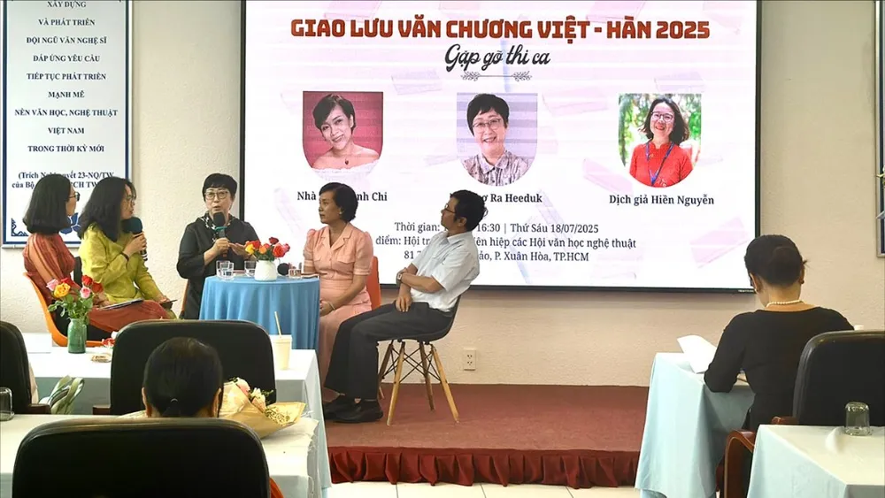 Giao lưu văn chương Việt - Hàn, một hoạt động thường niên của Hội Nhà văn TPHCM từ nhiều năm nay CN3 tieu diem.jpg