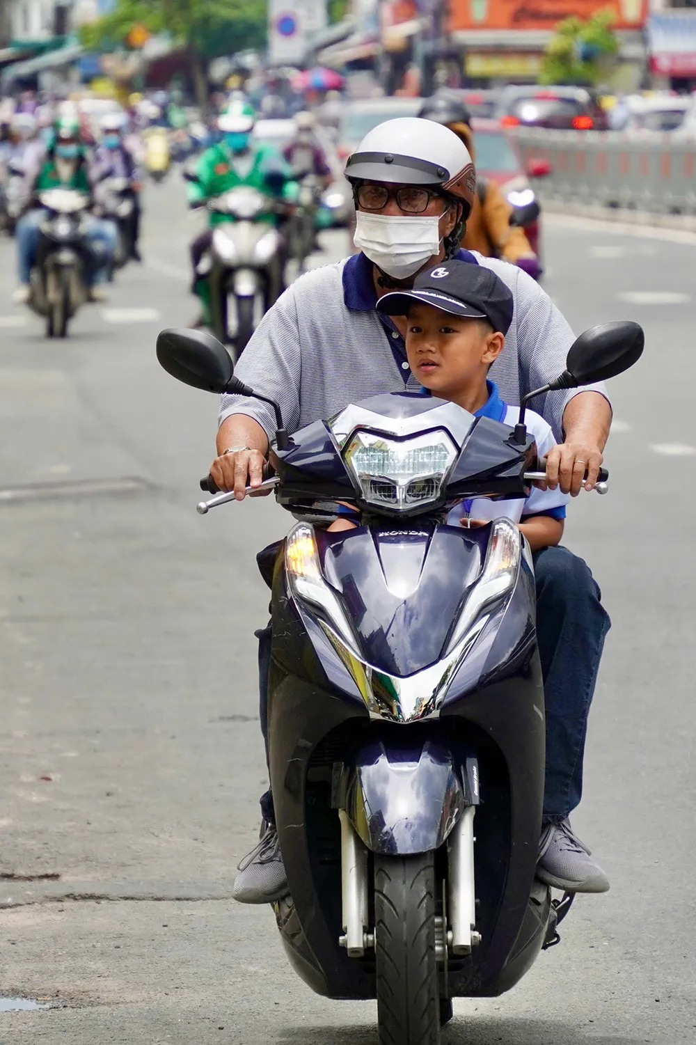 Đưa con đi học là niềm vui của ba mẹ. Ảnh: HOÀNG HÙNG CN4 mai am.jpg