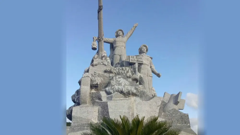 Tượng đài tưởng niệm những liệt sĩ đã ngã xuống tại Truông Bồn, Nghệ An CN4 nsbp169.jpg