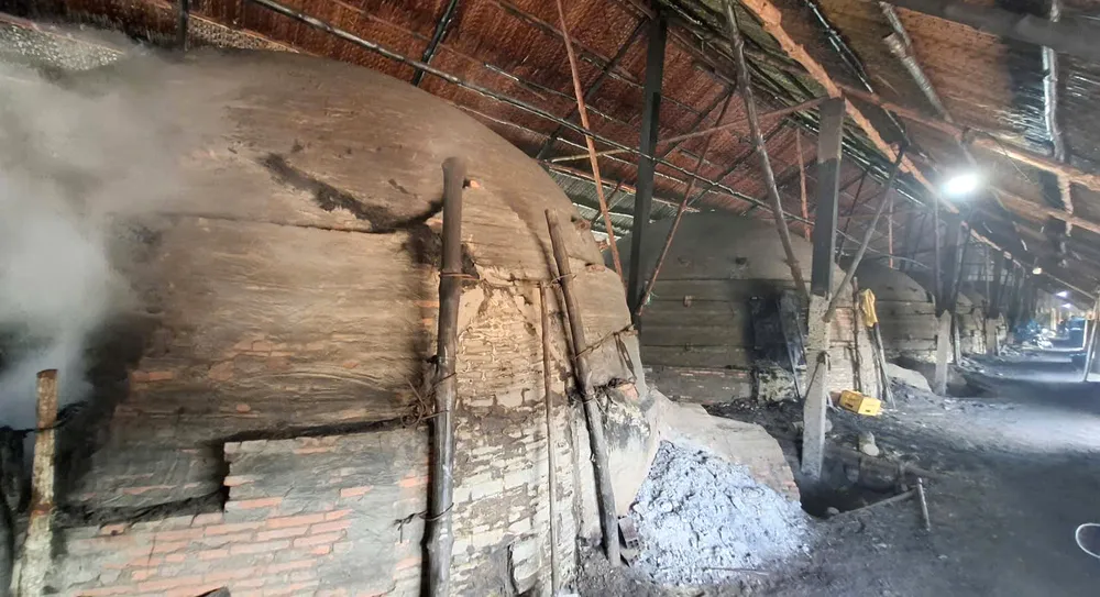 Ein Holzkohleofenzyklus dauert etwa 1,5 bis 2 Monate. Ein Holzkohleofen enthält etwa 50 m3 Holz (1 m3 Mangrovenholz ergibt etwa 200 kg Holzkohle). PSA Anh27-Ham Than CM1.jpg